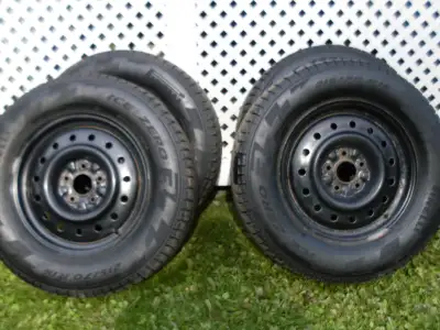 pneus pirelli ice zéro 215-70-r16 ,reste 8/32 profondeur.$175.00 négociable. pas de texto