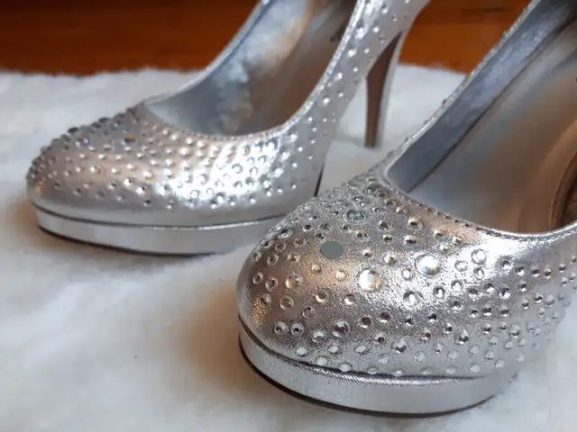 Soulier chic argent pointure 7 in Women's - Shoes in Québec City - Image 4