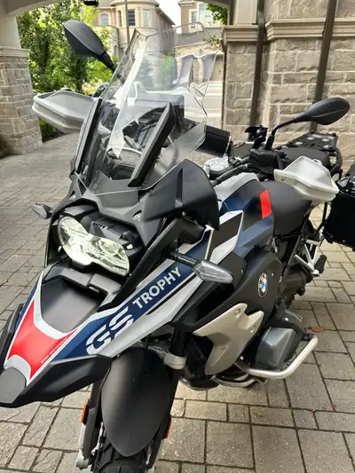 2022 BMW R 1250 GS TROPHY MOTORCYCLE IN MINT CONDITION. BLUE STORM METALLIC PAINT. ONLY 4200 KMS MAN...