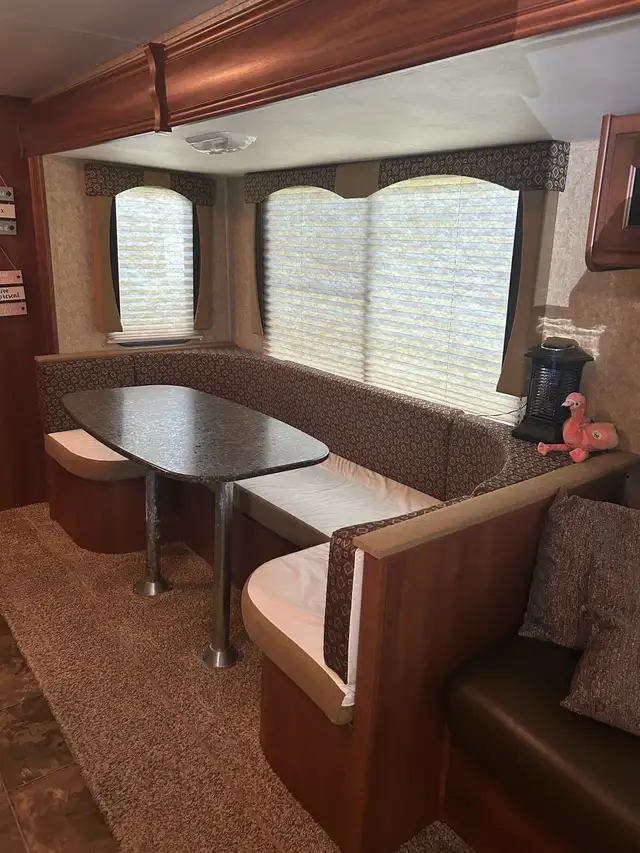 2012 North Trail 32BUDS Trailer in Travel Trailers & Campers in Grand Bend - Image 4