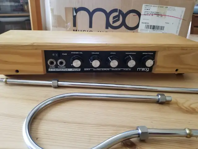 Moog Etherwave plus - Theremin in Pianos & Keyboards in Laval / North Shore - Image 4