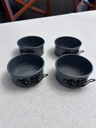 4 pieces Small springform pan Please email to arrange pick up If you see this ad, it means that I st...