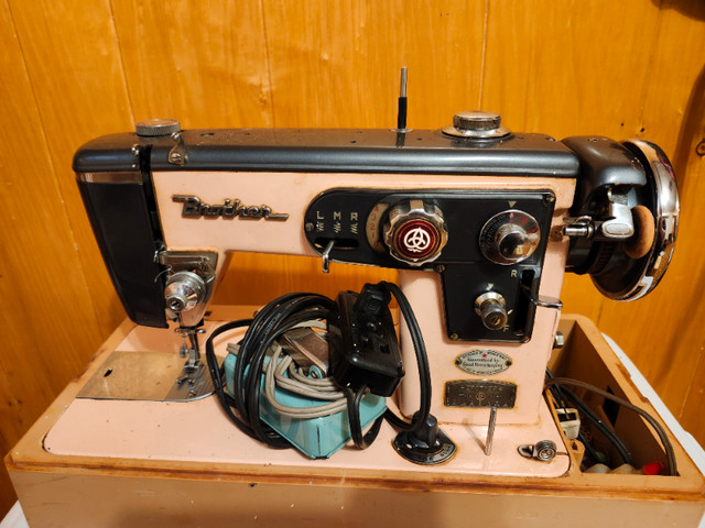 Sewing machine in Hobbies & Crafts in Edmonton