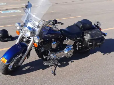 Very nice and shiny HD low kms with loud vance and hines after market pipes after marker willy skull...