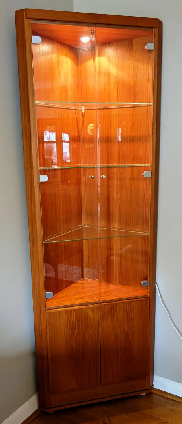 Teak Corner Curio/Display Cabinet in Hutches & Display Cabinets in City of Toronto - Image 3
