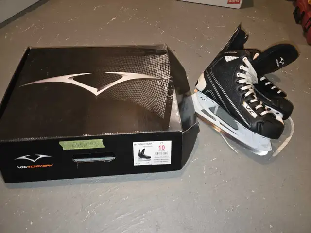 Youth/Adult Hockey Skates with blade guards in Skates & Blades in Markham / York Region - Image 5