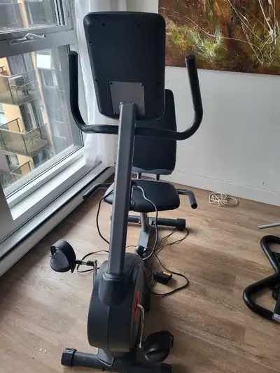 Voici un vélo stationnaire Proform 400Ri PRATIQUEMENT NEUF que ma mère n'a pas vraiment utilisé. Par...