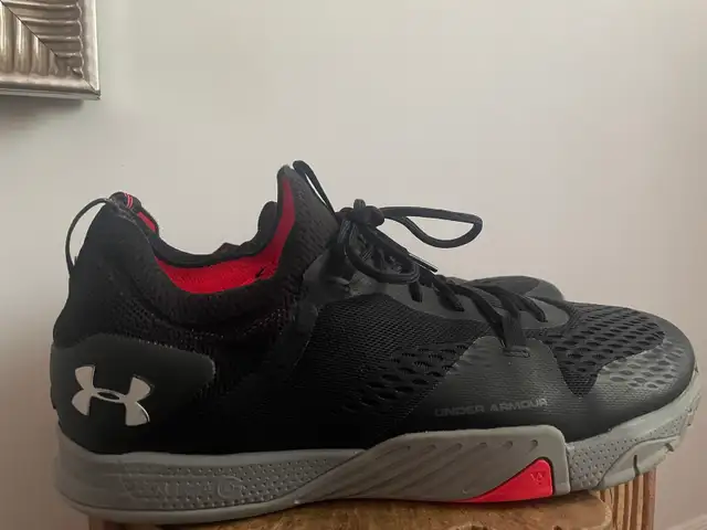 Men Under Armour sneakers size 11.5 like new, garage sale move o