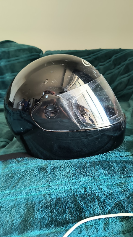Medium motorcycle helmet in Motorcycle Parts & Accessories in Calgary - Image 2