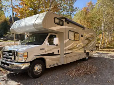 Modèle Coachmen Leprechaun ( haute gamme de Coachmen) 2013 Longueur habitable de 28 pieds total 31 M...