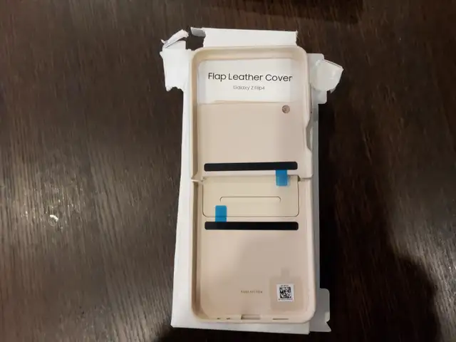 SAMSUNG Galaxy Z Flip4 Flap Leather Cover, Protective in Cell Phone Accessories in St. Catharines - Image 5