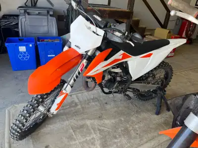 Upgraded foot pegs and exhaust. Lots of spare parts. Bike hasn’t really been riden for 2 yrs, and be...