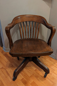 Chaise pivotante en bois