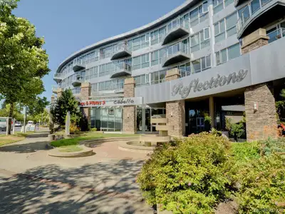 Bright & Stylish 2 Bed, 2 Bath Condo in Reflections Langford