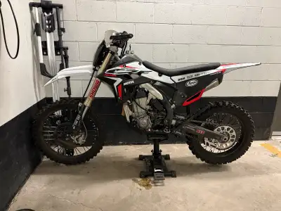 I'm selling my Honda CRF 450R dirt bike, known for its powerful 449cc engine and lightweight frame,...