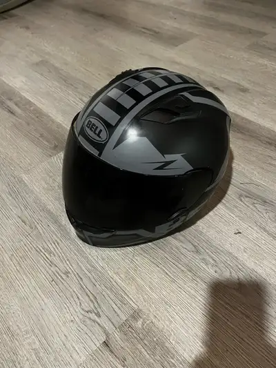 Casque moto Bell pour femme Grandeure XS Trés peu utilisé, très propre. Vitre transparente et vitre...
