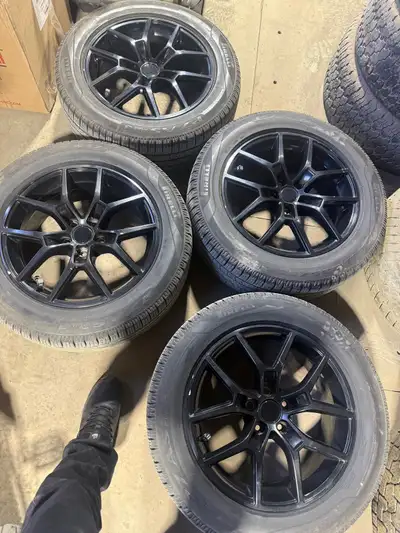 Les mags étaient sur un Ford escape 2017 Mags Replika Bolt Pattern: 5x108mm Center Bore: 63.4 mm Pne...