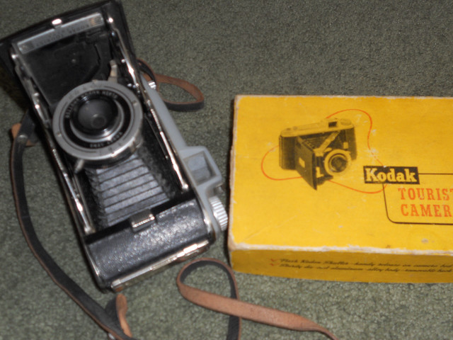 Camera vintage Kodak tourist camera in Cameras & Camcorders in Kitchener / Waterloo - Image 2