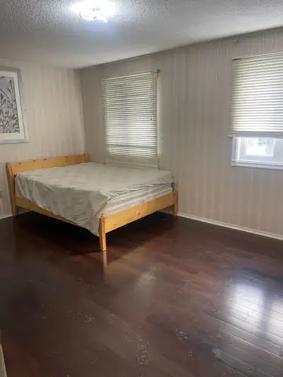 bedroom for rent at mcnicoll and Victoria Park,nearly 404,Bus station in the front street ，rooms are...