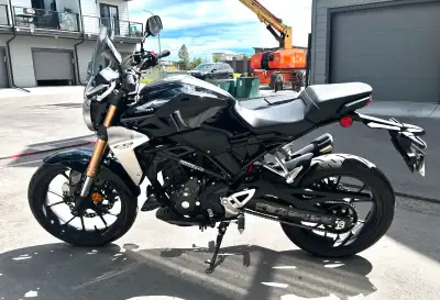Selling my 2022 Honda CB300R. Bike includes -a windshield, -gear indicator -Trex crash pegs, -fresh...