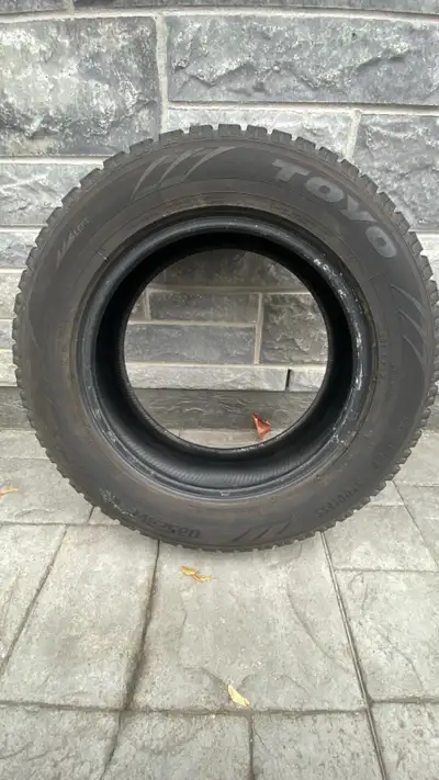 Set of Toyo winter tires for Ford Explorer or similar 18” mounts. Tires in great condition with one...