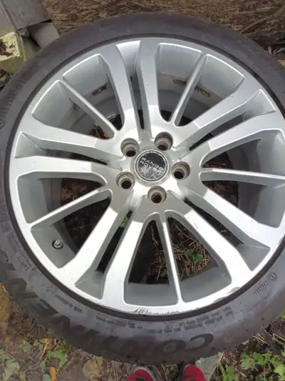 Selling a set of 4 wheels (tires + rims) from a 2012 Range Rover Sport in good condition. Brand: Con...