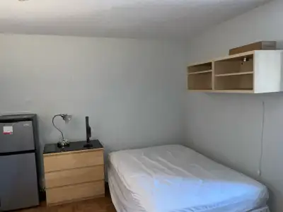 Fully Furnished 4 bedroom apartment sharing kitchen, room furnished includes, water, internet, Heat,...