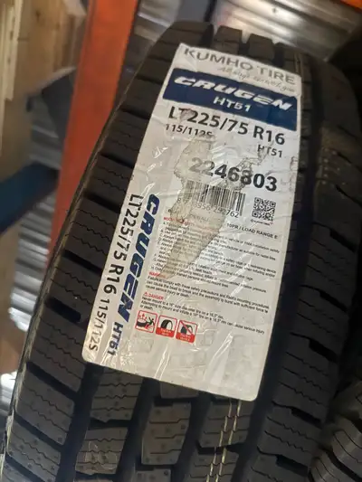 6 Pneus été de camion Kumho Crugen HT 51 neufs 225/75 R16. Avions acheté pour notre camion, mais nou...