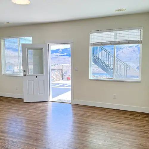 1 bedroom suite with view , walk in closet,available may 1st in bachelor heights , looking for matur...