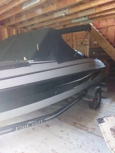 Princecraft 2013 presque jamais utilisé grandeur 151/2 , moteur Mercury 115 force avec moteur mini K...