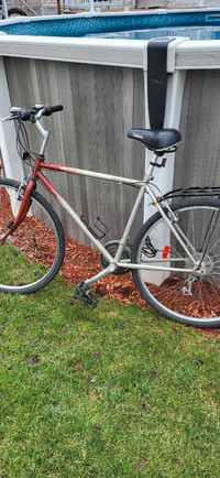 Vélo hybride avec rack a vélo