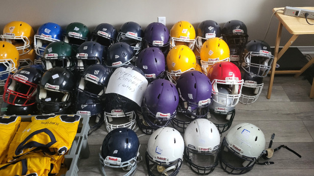 Football Helmets and Shoulder Pads in Football in Kitchener / Waterloo - Image 2