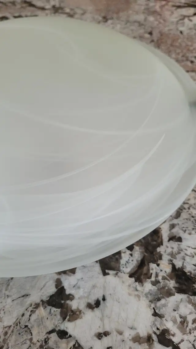 Plafonnier 16'' blanc avec verre d'albâtre Flushmount fixture in Indoor Lighting & Fans in Laval / North Shore - Image 4