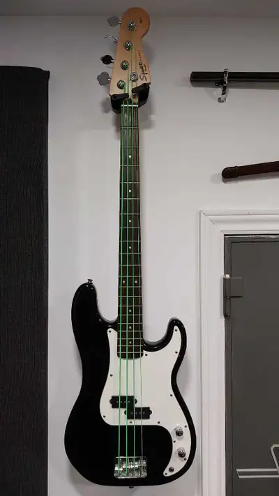 Squier Affinity Precision Bass 2004 Indonesia + DR Neon Strings, View more