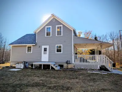 Undergoing last stage of renovation* This isn't a typical property, it’s acreage life done right! On...