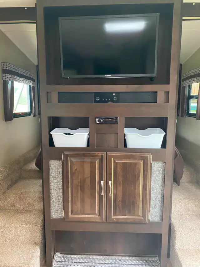 32'Fifth Wheel Camper For Sale in Travel Trailers & Campers in Charlottetown - Image 5