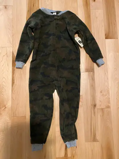 Brand new with tag Fleece material, very warm and perfect for winter Size: 4T $4, Pick up in Shawnes...
