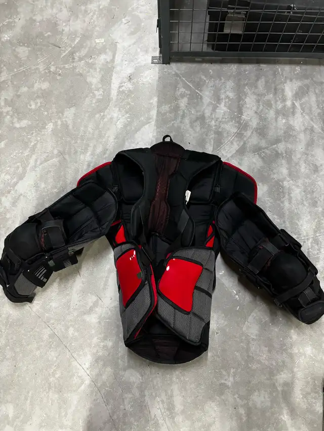 Men’s pro hockey goalie CCM chest protector and pants in Hockey in Guelph - Image 3