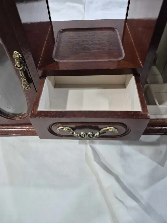 Vintage Style Wooden Jewelry Armoire Cabinet w/ Drawers & Neckl in Home Décor & Accents in City of Toronto - Image 8