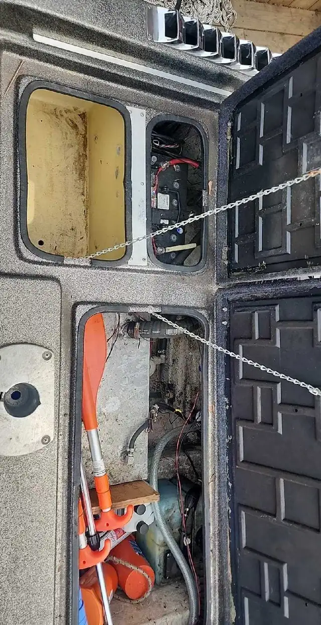 1989. 17 Charger bass boat in Personal Watercraft in Hamilton - Image 10