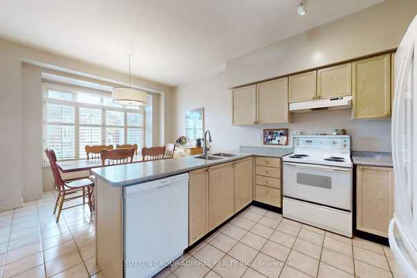 Large Freehold Townhouse is for Sale in Thoronhill in Houses for Sale in Markham / York Region - Image 3