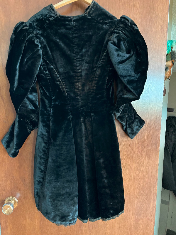 Antique women’s bustle velvet coat in Arts & Collectibles in Saskatoon - Image 3