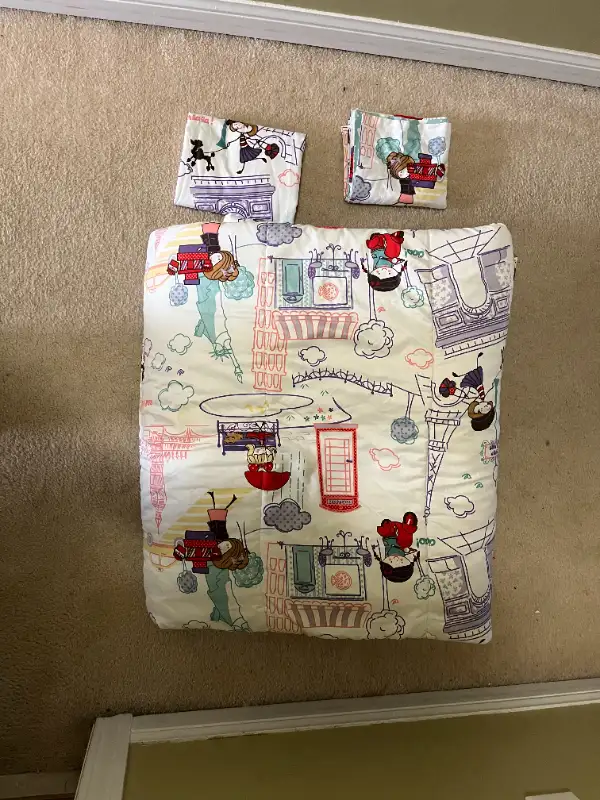 Queen Bed Comforter and Pillow Cases in Bedding in City of Toronto - Image 2