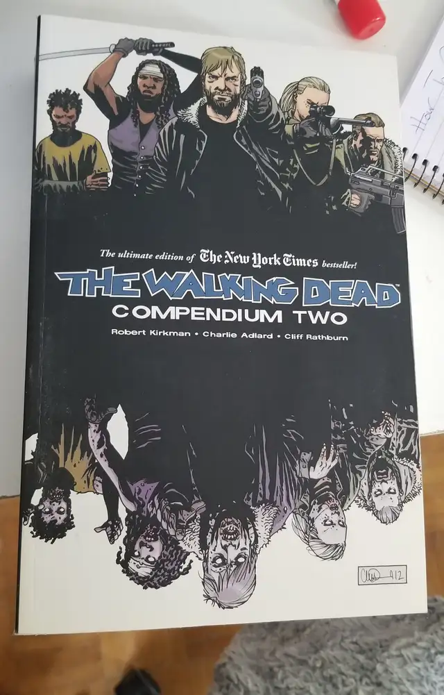 THE WALKING DEAD BOOK in Other in City of Toronto - Image 2