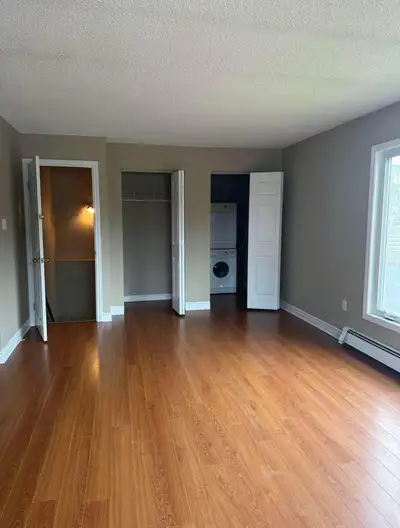 2 BEDROOM FLAT WITH ENGINEERED HARDWOOD FLOORING THROUGHOUT. LARGE LIVING ROOM AND DINING ROOM, LOTS...