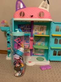 Gabbys Doll house and figurines 