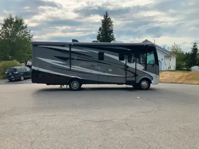 Newmar Baystar 2902, 29’10” long, Ford V10, 57,012 KM; dual slides c/w travel locks, Sony TV’s c/w f...