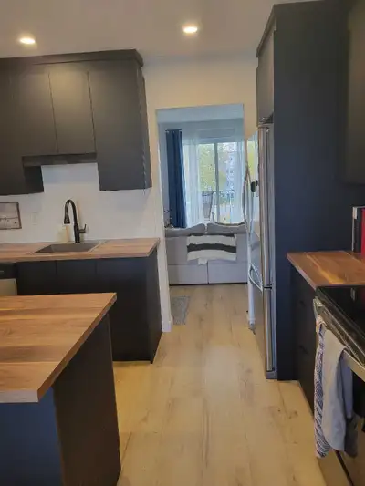 Bel appartement 5 1/2, moderne et rénové, disponible entre mi-janvier 2026 et février 2026. INCLUSIO...