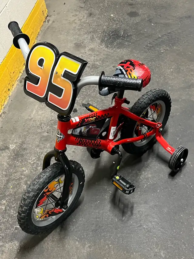 Velo Huffy  Lightning McQueen de 12 pouces in Kids in City of Montréal - Image 11