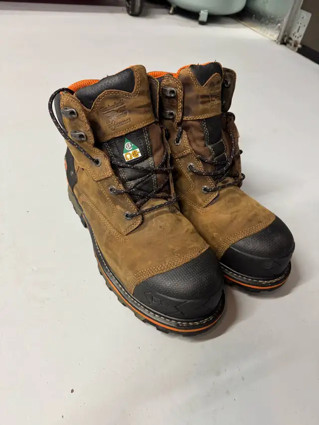 Timberland Bottes de travail avec anti-fatigue très peu portées  in Men's Shoes in Lanaudière - Image 2